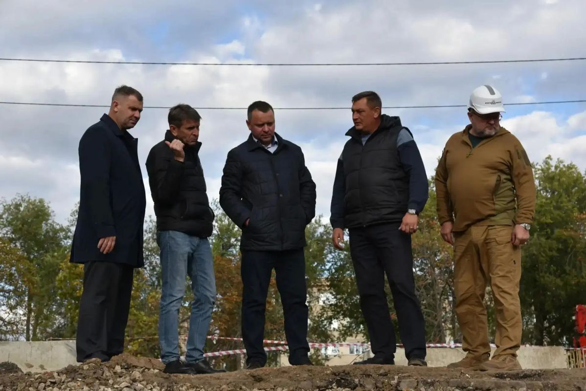 На Вокзальной начат прокол пилотной скважины на втором участке канализационного коллектора Это первый и ключевой этап технологии горизонтально-направленного бурения. После его завершения специалисты приступят к расширению... На Вокзальной начат прокол пилотной скважины на втором участке канализационного коллектора Это первый и ключевой этап технологии горизонтально-направленного бурения. После его завершения специалисты приступят к расширению...