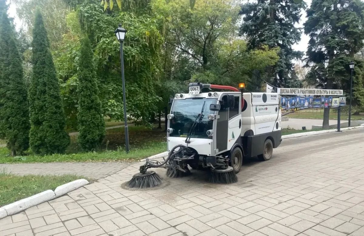 Уборка города. Коммунальные службы осуществляют уборку дорог и тротуаров, мойку остановочных павильонов, вывоз мусора и порубочного материала, а также ремонт элементов дорожного движения и детских площадок