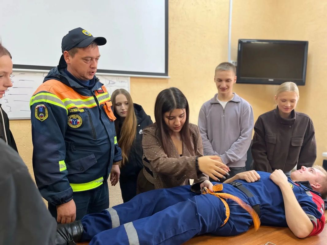В рамках подготовки добровольцев Всероссийского студенческого корпуса спасателей медицинские работники Службы спасения Саратовской области проводят теоретические и практические занятия