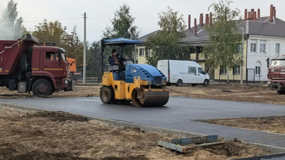 Сквер около дома для медицинских работников начали асфальтировать Сквер около дома для медицинских работников начали асфальтировать