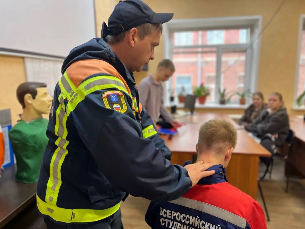В рамках подготовки добровольцев Всероссийского студенческого корпуса спасателей медицинские работники Службы спасения Саратовской области проводят теоретические и практические занятия В рамках подготовки добровольцев Всероссийского студенческого корпуса спасателей медицинские работники Службы спасения Саратовской области проводят теоретические и практические занятия