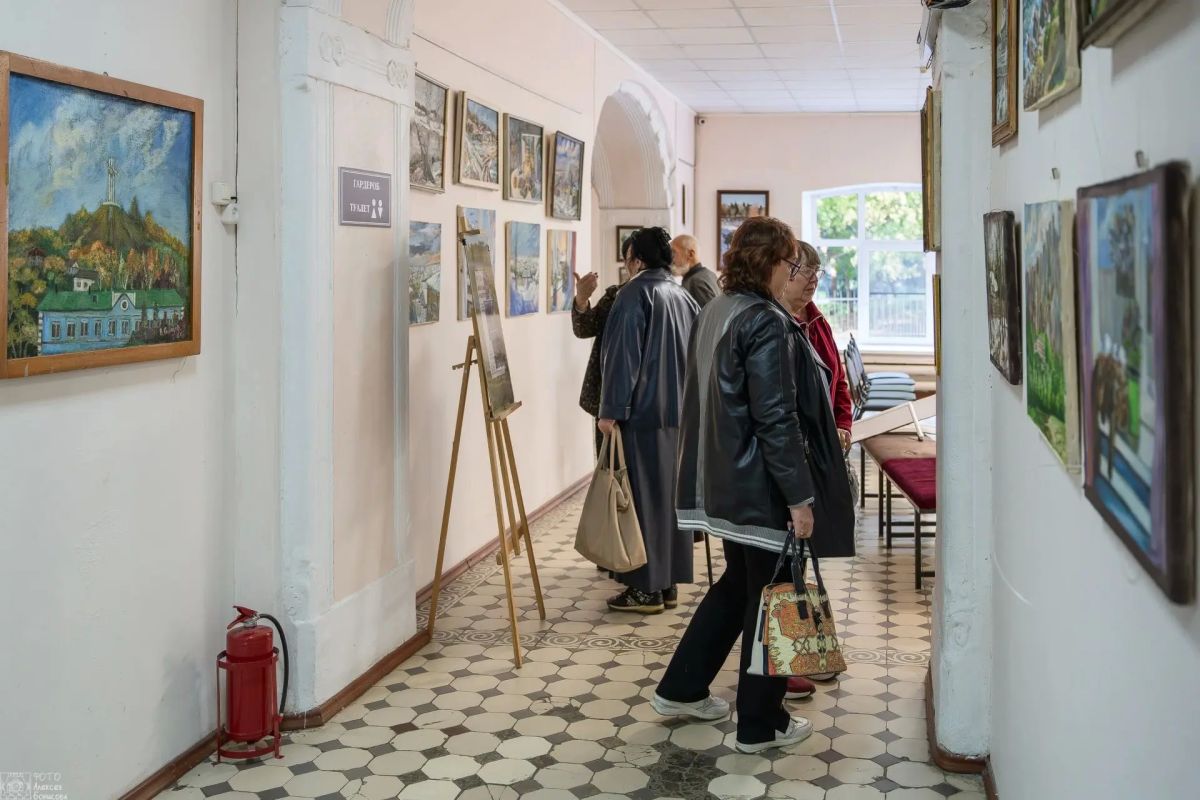 В галерее первого этажа Дома работников искусств представлена новая выставка Владимира Гонозова «Мой мир — искусство» В галерее первого этажа Дома работников искусств представлена новая выставка Владимира Гонозова «Мой мир — искусство»