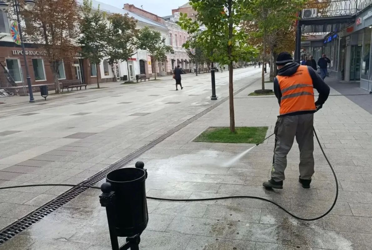 Уборка города. Коммунальные службы осуществляют уборку дорог и тротуаров, мойку остановочных павильонов, вывоз мусора и порубочного материала, а также ремонт элементов дорожного движения и детских площадок Уборка города. Коммунальные службы осуществляют уборку дорог и тротуаров, мойку остановочных павильонов, вывоз мусора и порубочного материала, а также ремонт элементов дорожного движения и детских площадок