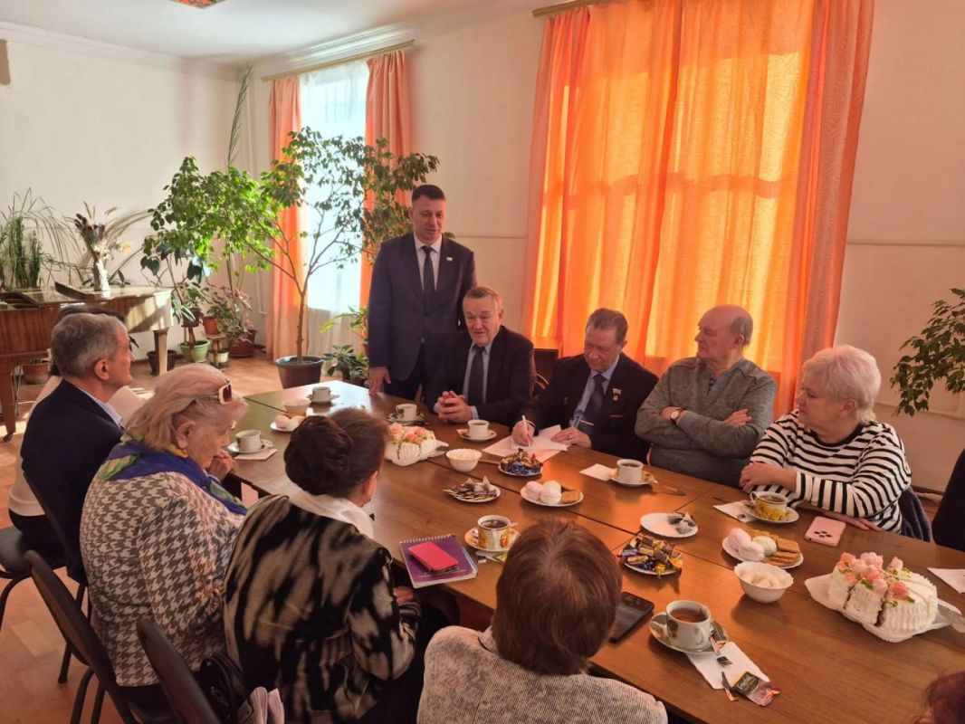 Председатель Саратовской городской Думы Михаил Орлов встретился с представителями ветеранского сообщества Председатель Саратовской городской Думы Михаил Орлов встретился с представителями ветеранского сообщества
