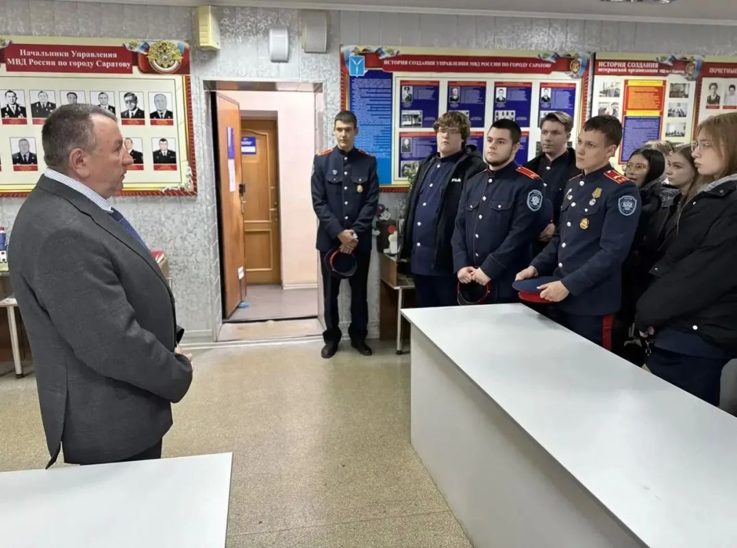 В Саратове прошло профориентационное мероприятие «Один день с полицией» В Саратове прошло профориентационное мероприятие «Один день с полицией»
