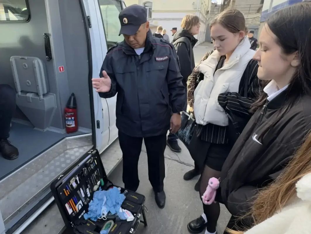 В Саратове прошло профориентационное мероприятие «Один день с полицией» В Саратове прошло профориентационное мероприятие «Один день с полицией»