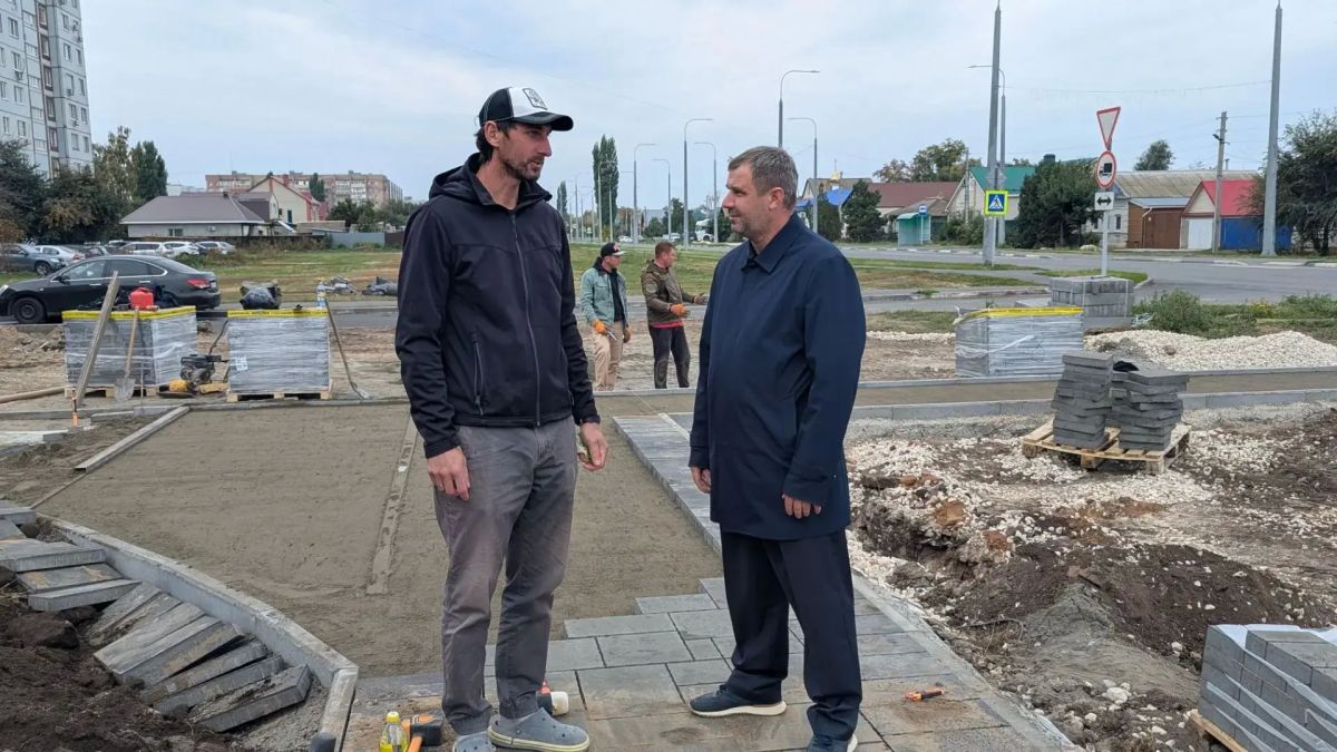 В Сиреневом сквере продолжаются работы по благоустройству