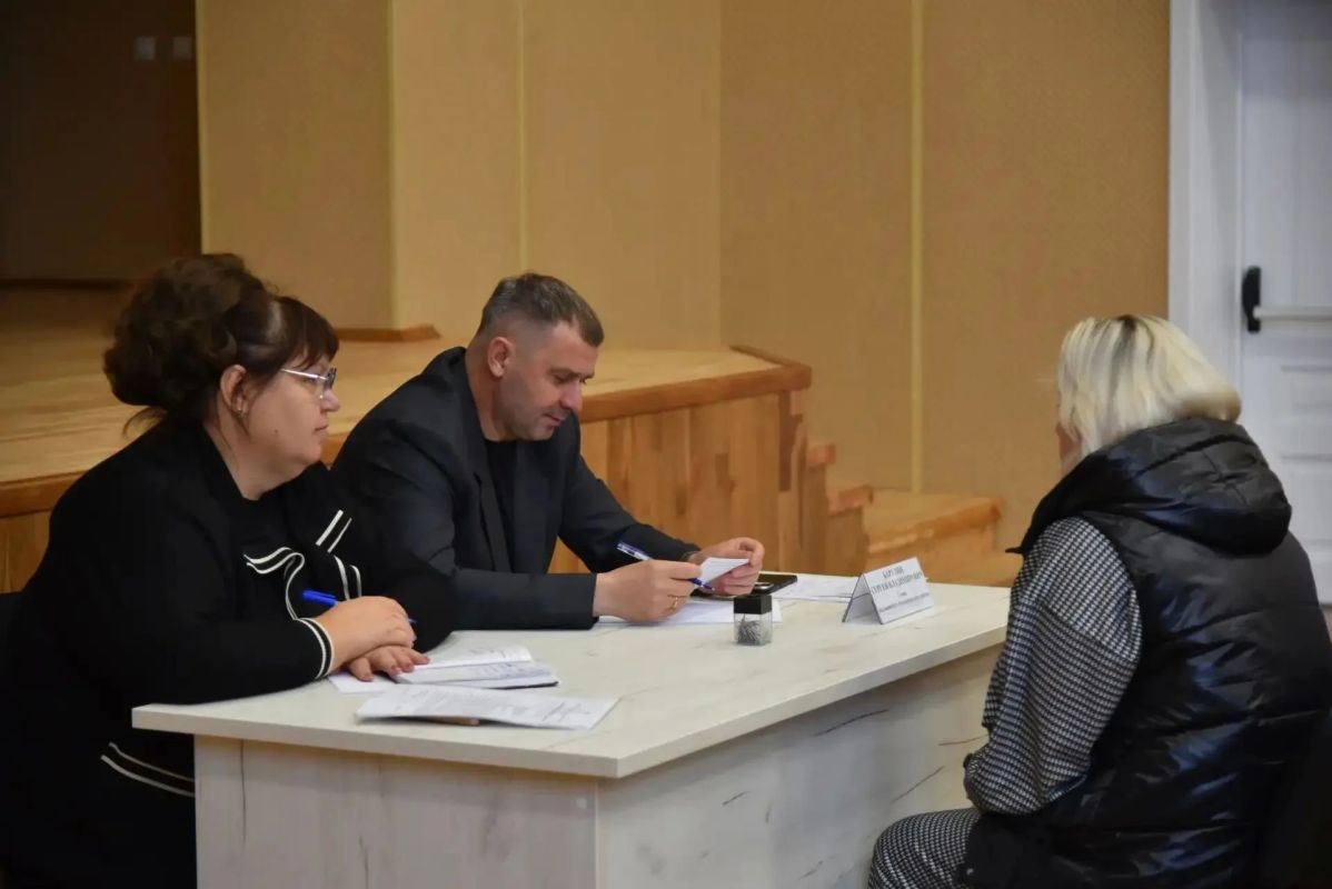 В селе Быков Отрог провели прием жителей по личным вопросам В селе Быков Отрог провели прием жителей по личным вопросам