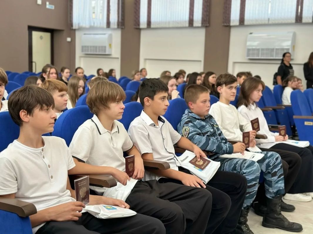 В Саратовской области сотрудники полиции вручили первые паспорта активистам «Движения Первых» В Саратовской области сотрудники полиции вручили первые паспорта активистам «Движения Первых»