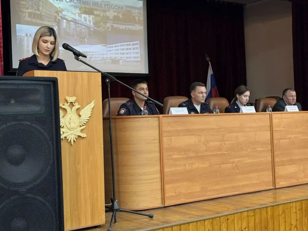 В Саратове прошло профориентационное мероприятие «Один день с полицией» В Саратове прошло профориентационное мероприятие «Один день с полицией»