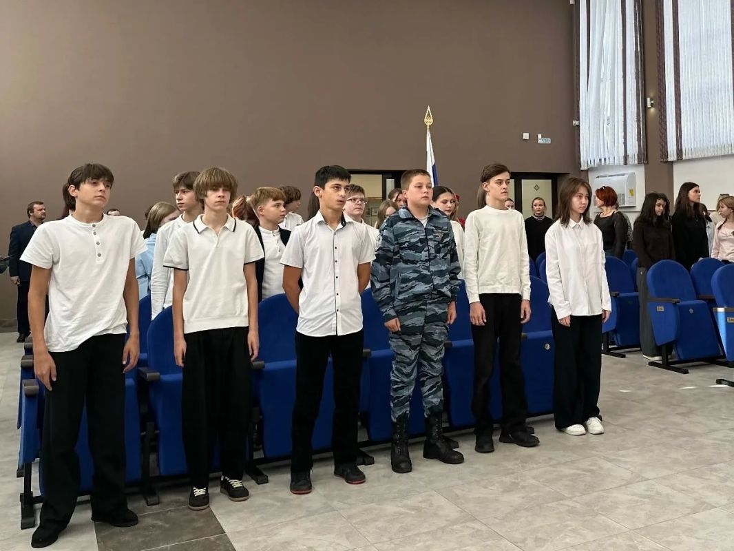 В Саратовской области сотрудники полиции вручили первые паспорта активистам «Движения Первых» В Саратовской области сотрудники полиции вручили первые паспорта активистам «Движения Первых»