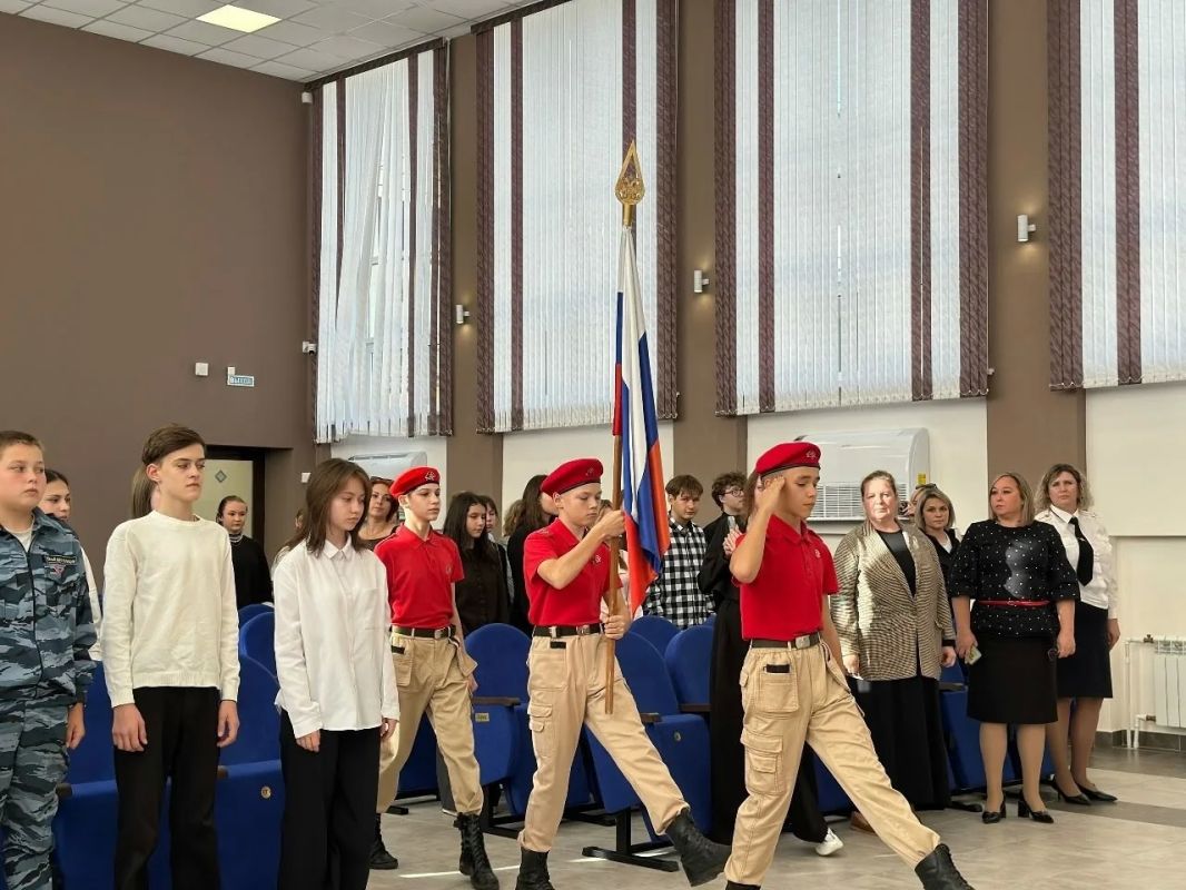 В Саратовской области сотрудники полиции вручили первые паспорта активистам «Движения Первых» В Саратовской области сотрудники полиции вручили первые паспорта активистам «Движения Первых»