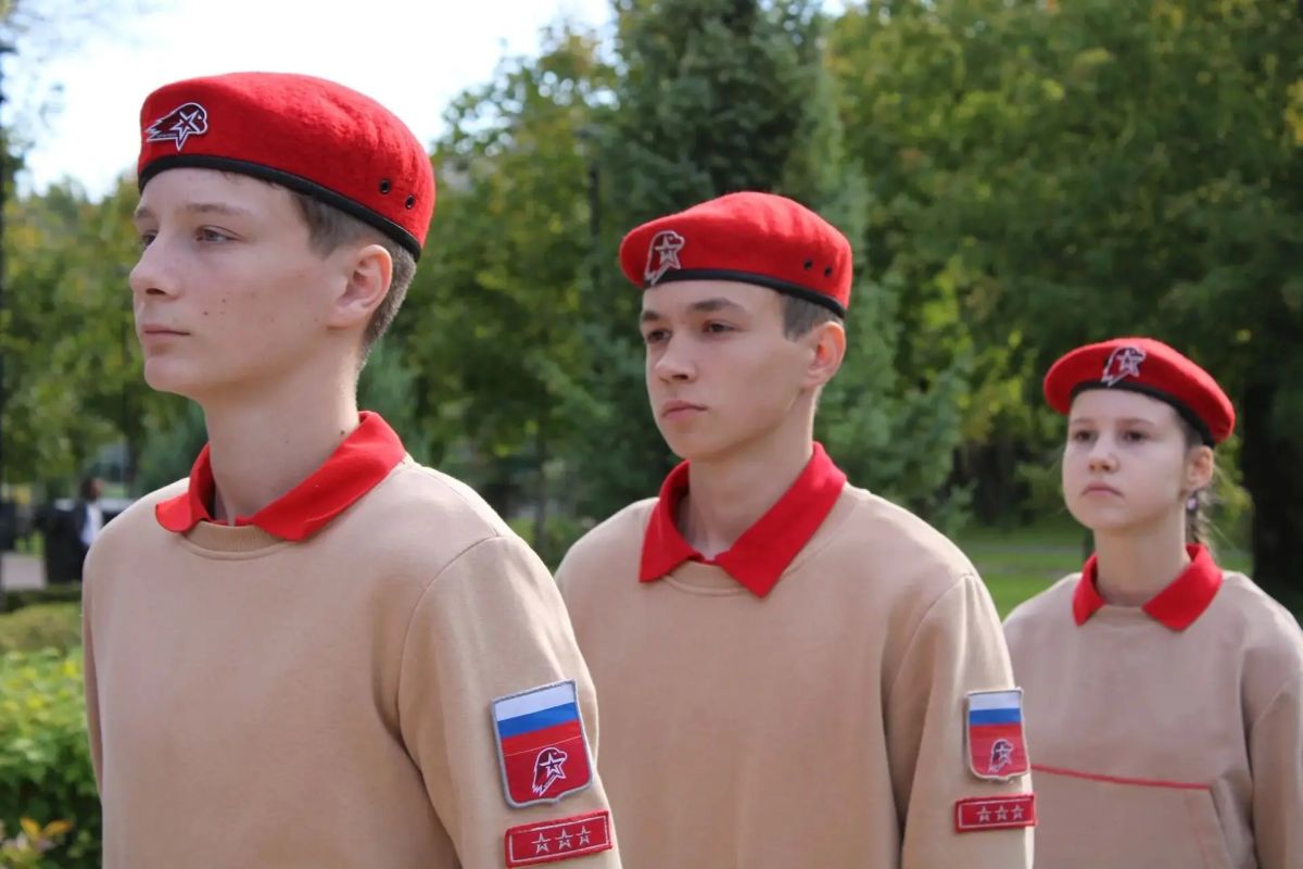 Саратовские школьники почтили память лётчиц, защищавших небо в годы Великой Отечественной войны Саратовские школьники почтили память лётчиц, защищавших небо в годы Великой Отечественной войны