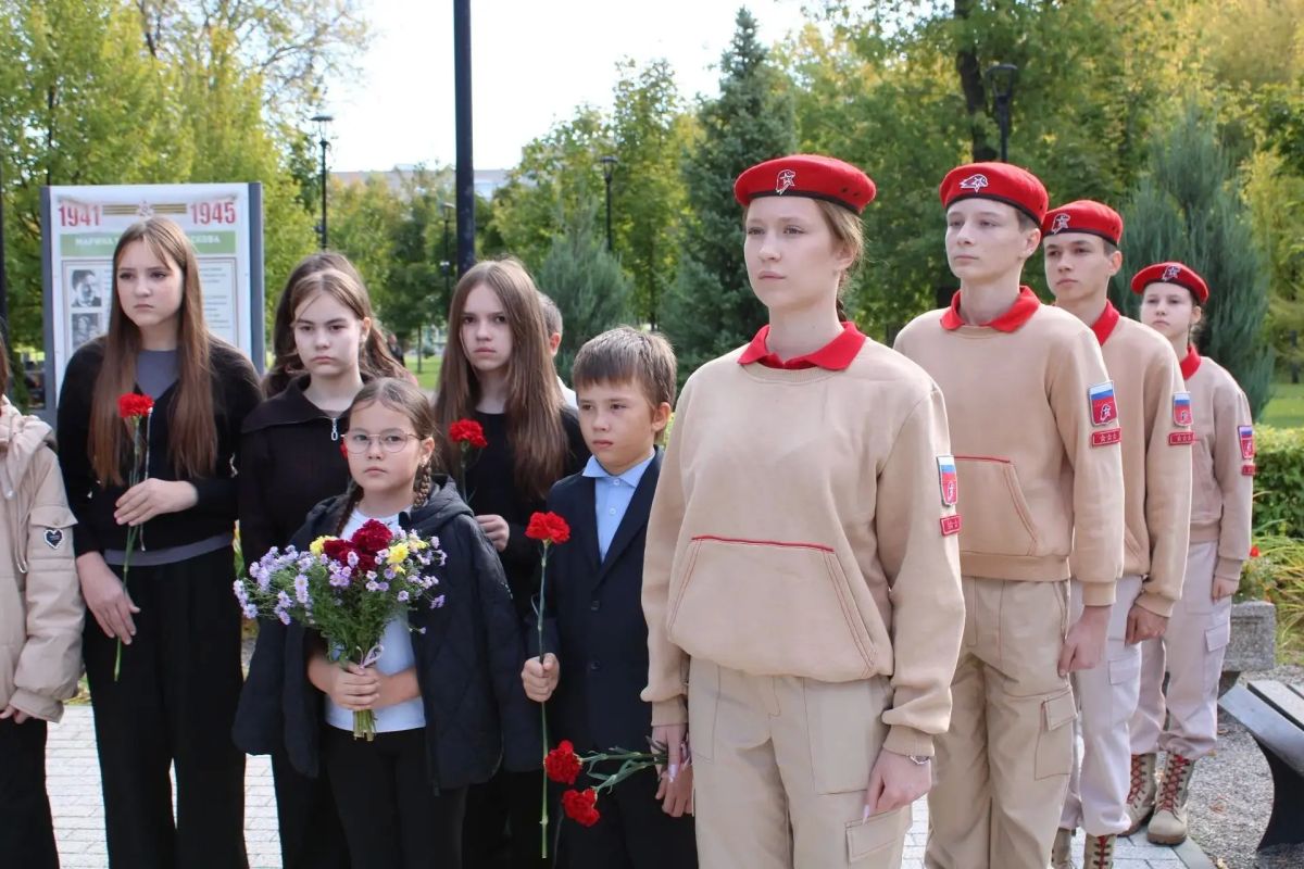 Саратовские школьники почтили память лётчиц, защищавших небо в годы Великой Отечественной войны Саратовские школьники почтили память лётчиц, защищавших небо в годы Великой Отечественной войны