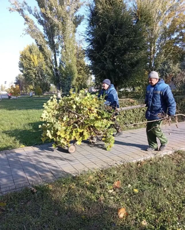 В Балаково ежедневно проводятся работы по благоустройству городской территории В Балаково ежедневно проводятся работы по благоустройству городской территории