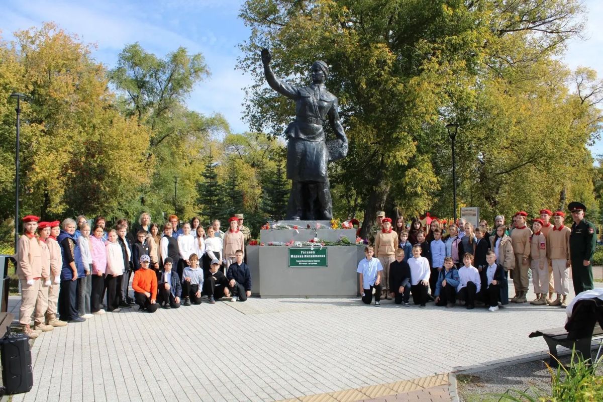 Саратовские школьники почтили память лётчиц, защищавших небо в годы Великой Отечественной войны Саратовские школьники почтили память лётчиц, защищавших небо в годы Великой Отечественной войны