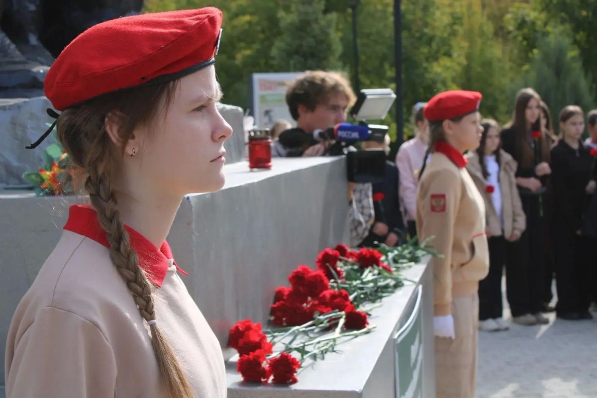 Саратовские школьники почтили память лётчиц, защищавших небо в годы Великой Отечественной войны Саратовские школьники почтили память лётчиц, защищавших небо в годы Великой Отечественной войны