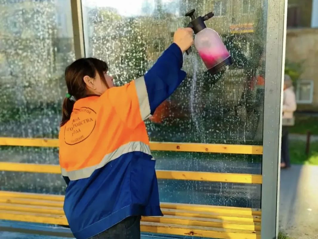 Уборка города. Коммунальные службы осуществляют уборку дорог и тротуаров, мойку остановочных павильонов, вывоз мусора и порубочного материала, а также ремонт элементов дорожного движения Уборка города. Коммунальные службы осуществляют уборку дорог и тротуаров, мойку остановочных павильонов, вывоз мусора и порубочного материала, а также ремонт элементов дорожного движения