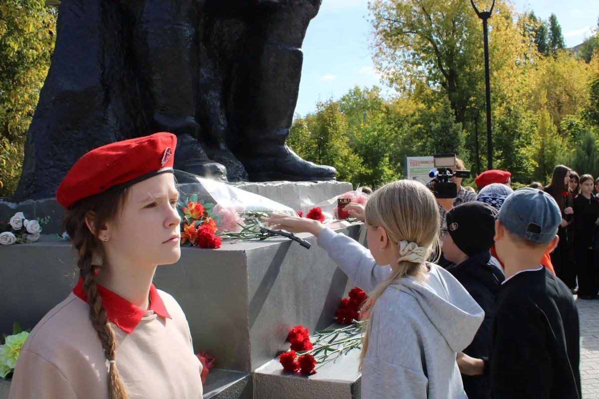 Саратовские школьники почтили память лётчиц, защищавших небо в годы Великой Отечественной войны Саратовские школьники почтили память лётчиц, защищавших небо в годы Великой Отечественной войны