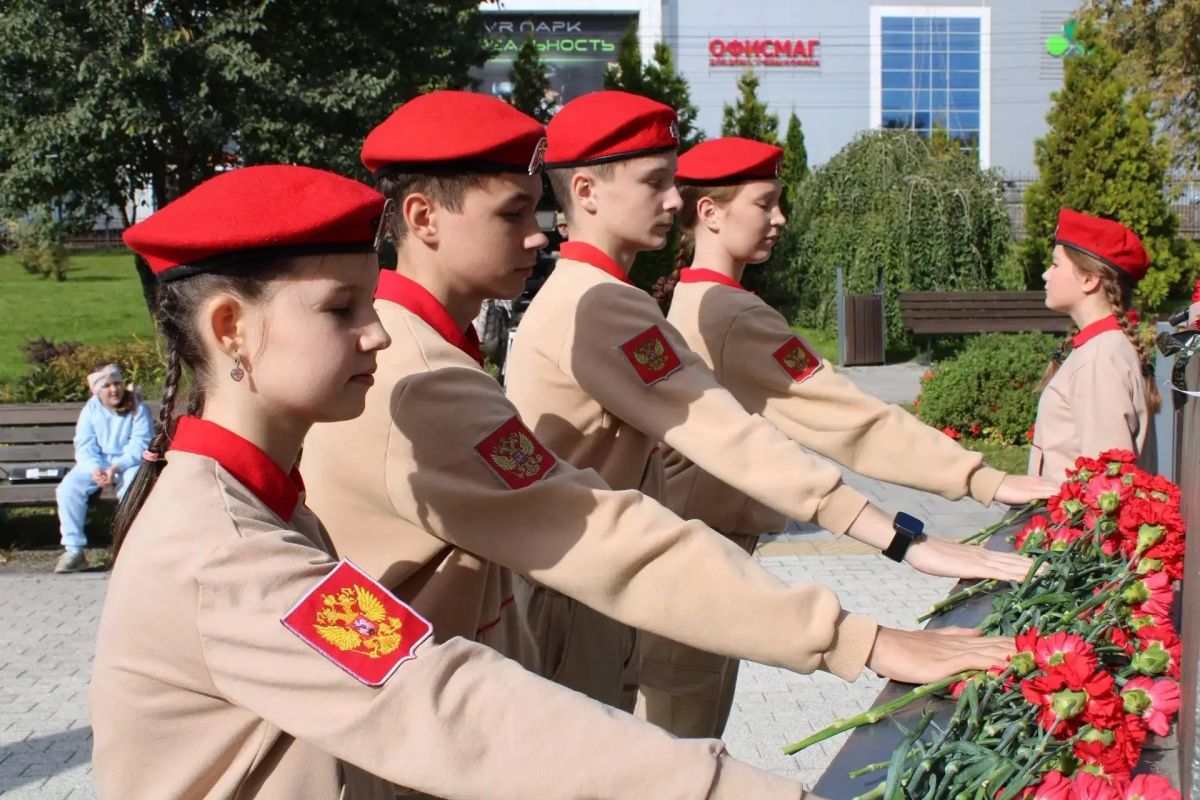Саратовские школьники почтили память лётчиц, защищавших небо в годы Великой Отечественной войны Саратовские школьники почтили память лётчиц, защищавших небо в годы Великой Отечественной войны