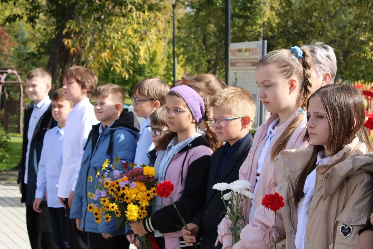 Саратовские школьники почтили память лётчиц, защищавших небо в годы Великой Отечественной войны Саратовские школьники почтили память лётчиц, защищавших небо в годы Великой Отечественной войны