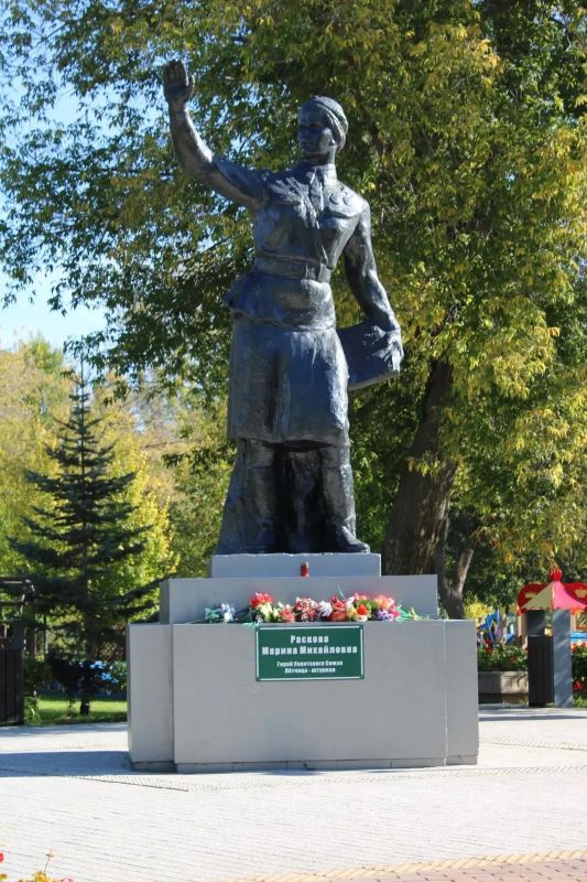 Саратовские школьники почтили память лётчиц, защищавших небо в годы Великой Отечественной войны Саратовские школьники почтили память лётчиц, защищавших небо в годы Великой Отечественной войны