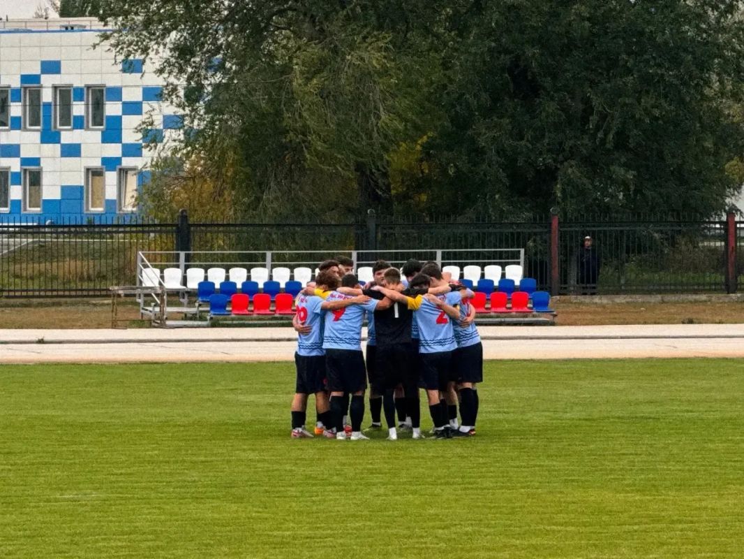 Сегодня на городском стадионе прошла завершающая игра сезона, 22-ой тур Чемпионата ПФО по футболу среди мужских команд Сегодня на городском стадионе прошла завершающая игра сезона, 22-ой тур Чемпионата ПФО по футболу среди мужских команд