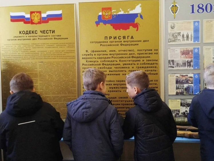 Профориентация в действии: сотрудники МО МВД России «Вольский» провели экскурсию для школьников #ОдинДеньсПолициейРоссии Профориентация в действии: сотрудники МО МВД России «Вольский» провели экскурсию для школьников #ОдинДеньсПолициейРоссии