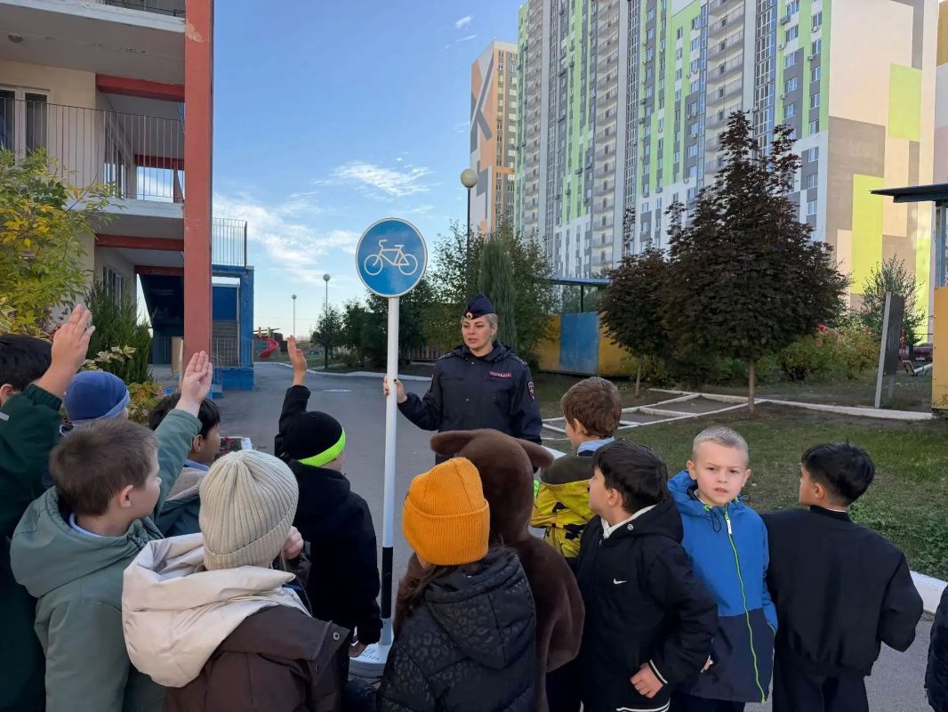 Саратовские госавтоинспекторы организовали практикум по изучению ПДД для профильного кадетского класса Саратовские госавтоинспекторы организовали практикум по изучению ПДД для профильного кадетского класса
