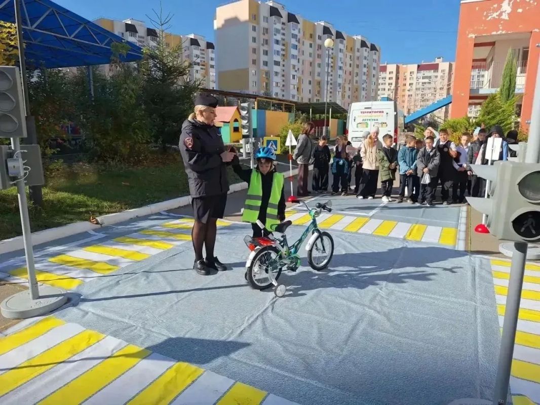 Саратовские госавтоинспекторы организовали практикум по изучению ПДД для профильного кадетского класса Саратовские госавтоинспекторы организовали практикум по изучению ПДД для профильного кадетского класса