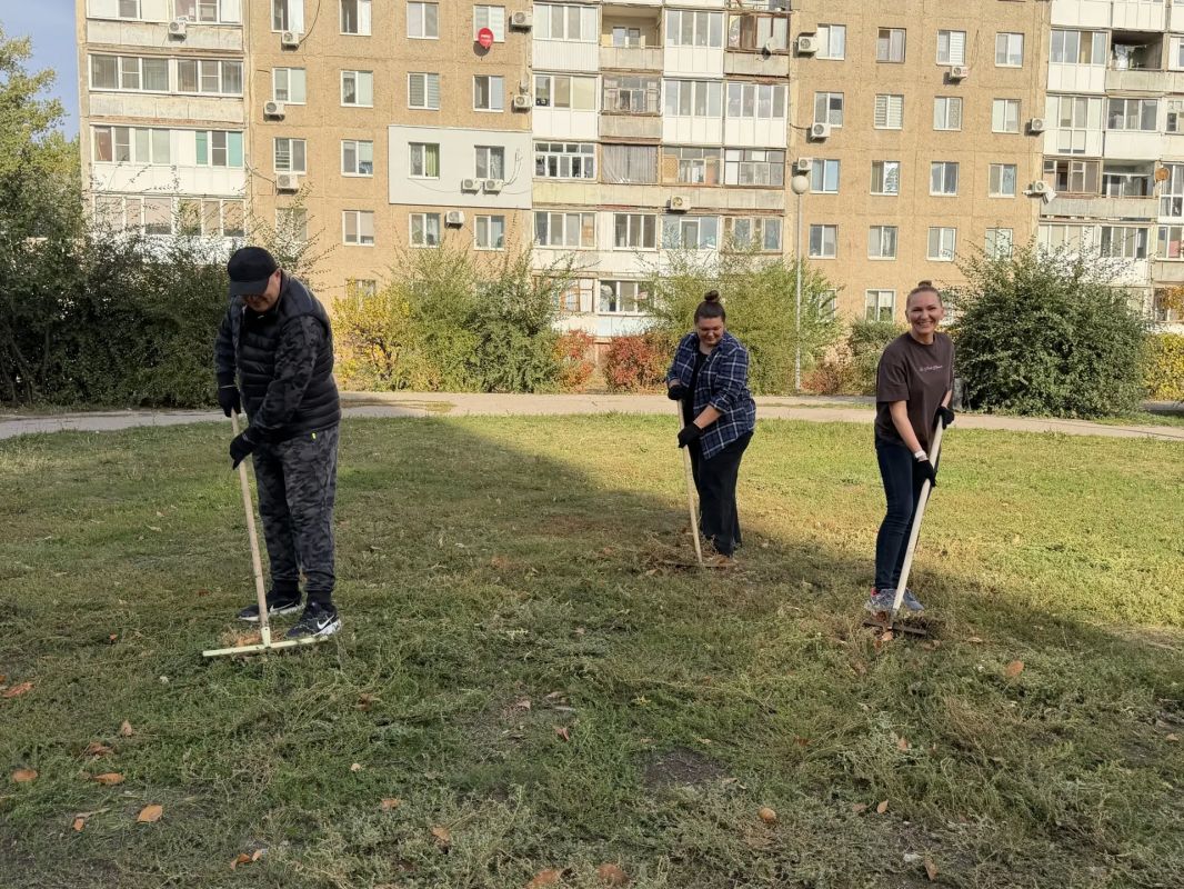 Начал утро субботы в посёлке Приволжский, где поддержал активных местных жителей, которые вместе с управляющими организациями и подразделением МКУ «Городское хозяйство» выступили с инициативой по благоустройству территории... Начал утро субботы в посёлке Приволжский, где поддержал активных местных жителей, которые вместе с управляющими организациями и подразделением МКУ «Городское хозяйство» выступили с инициативой по благоустройству территории...