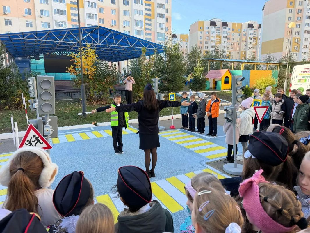 Саратовские госавтоинспекторы организовали практикум по изучению ПДД для профильного кадетского класса Саратовские госавтоинспекторы организовали практикум по изучению ПДД для профильного кадетского класса