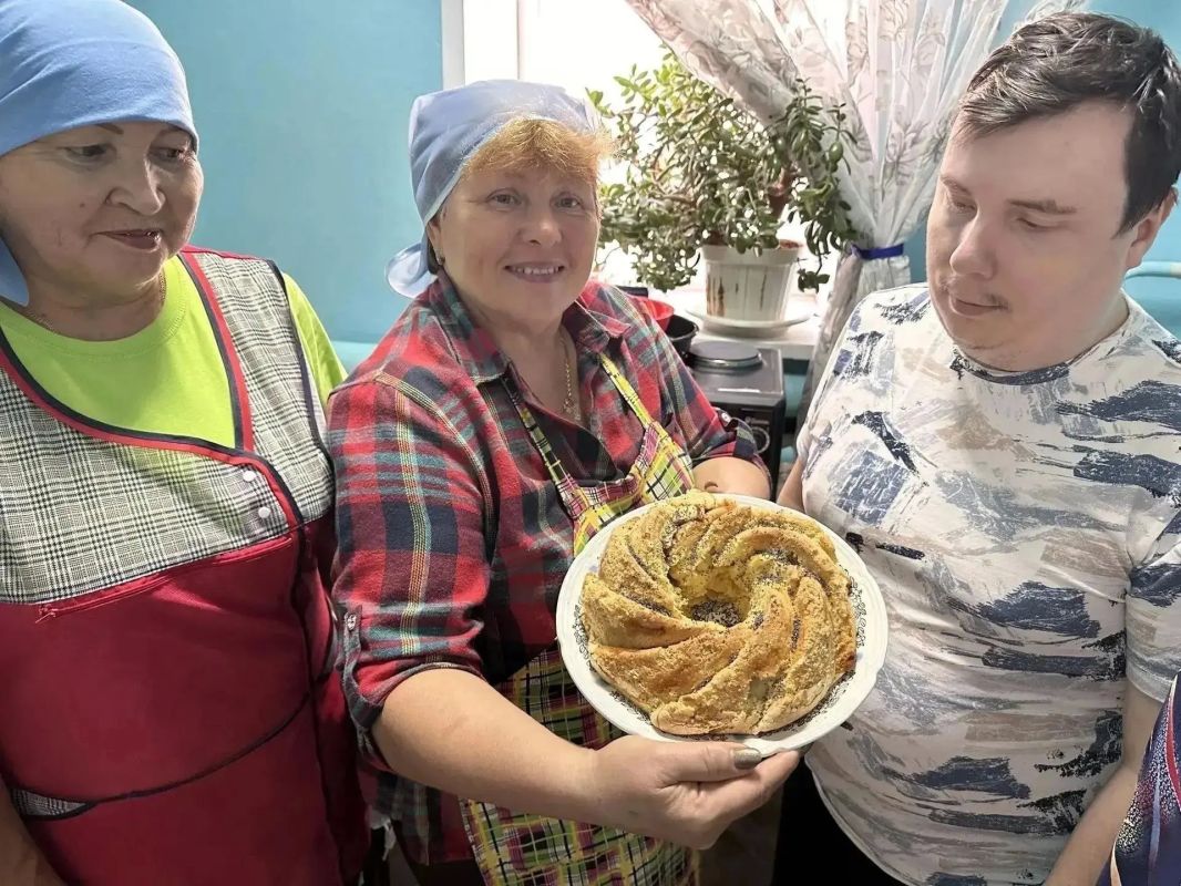 На «Учебной кухне» в Вольском районе пекли классическую шарлотку с яблоками На «Учебной кухне» в Вольском районе пекли классическую шарлотку с яблоками