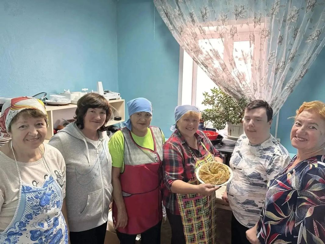 На «Учебной кухне» в Вольском районе пекли классическую шарлотку с яблоками