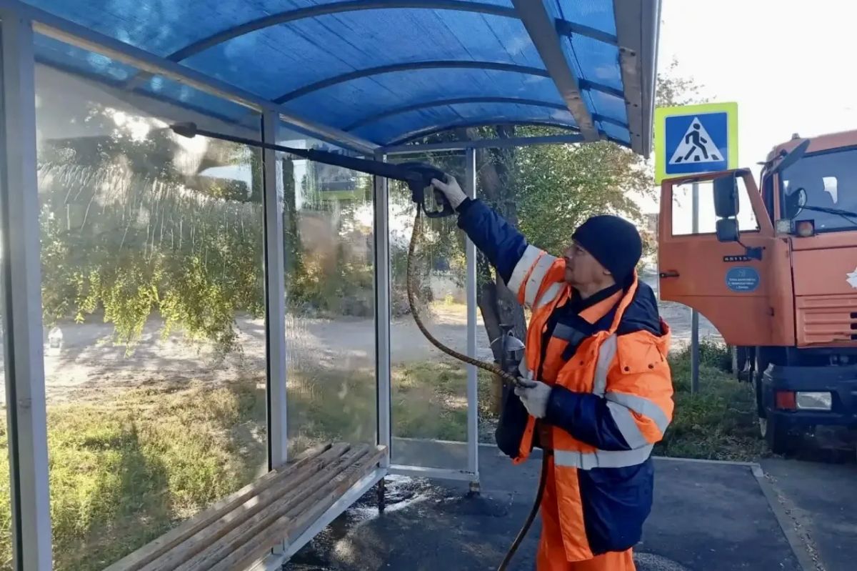 Уборка города. Коммунальные службы осуществляют уборку дорог и тротуаров, мойку остановочных павильонов, вывоз мусора и порубочного материала, а также ремонт элементов дорожного движения Уборка города. Коммунальные службы осуществляют уборку дорог и тротуаров, мойку остановочных павильонов, вывоз мусора и порубочного материала, а также ремонт элементов дорожного движения
