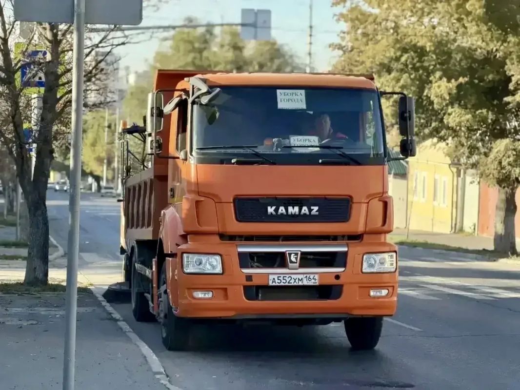 Уборка города. Коммунальные службы осуществляют уборку дорог и тротуаров, мойку остановочных павильонов, вывоз мусора и порубочного материала, а также ремонт элементов дорожного движения