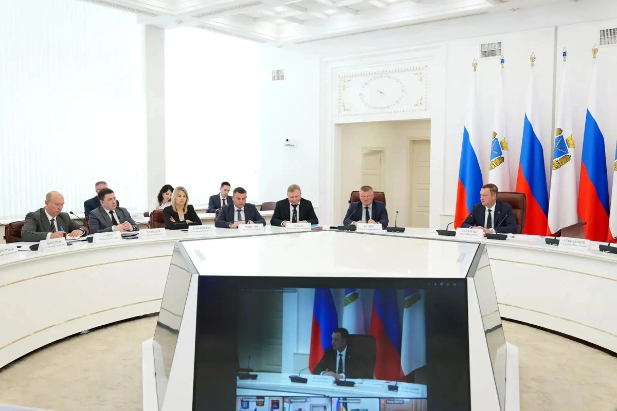 Губернатор Саратовской области Роман Бусаргин провел постоянно действующее совещание с зампредами Правительства, министрами и руководителями ведомств, а также главами районов Губернатор Саратовской области Роман Бусаргин провел постоянно действующее совещание с зампредами Правительства, министрами и руководителями ведомств, а также главами районов