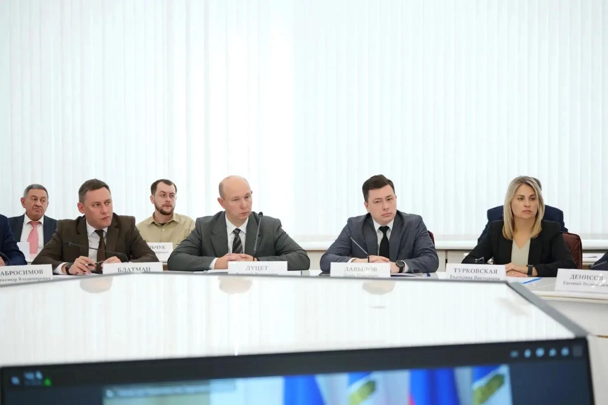Губернатор Саратовской области Роман Бусаргин провел постоянно действующее совещание с зампредами Правительства, министрами и руководителями ведомств, а также главами районов Губернатор Саратовской области Роман Бусаргин провел постоянно действующее совещание с зампредами Правительства, министрами и руководителями ведомств, а также главами районов