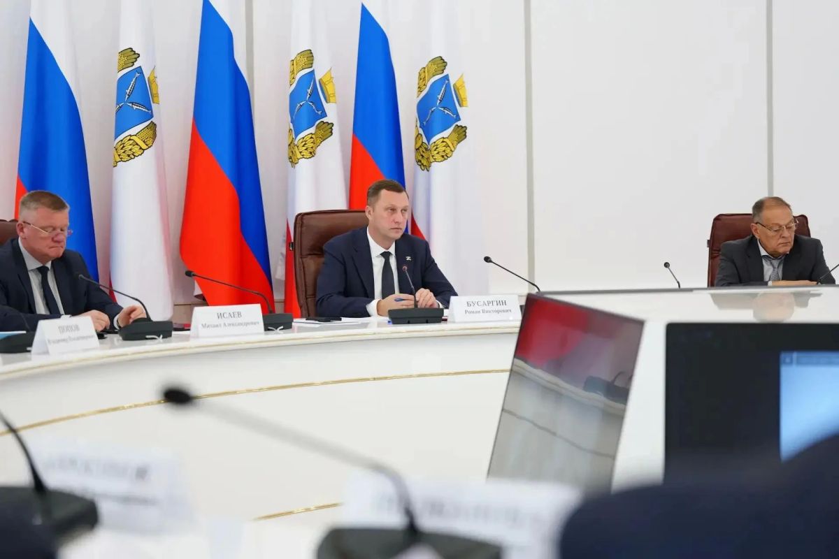 Губернатор Саратовской области Роман Бусаргин провел постоянно действующее совещание с зампредами Правительства, министрами и руководителями ведомств, а также главами районов Губернатор Саратовской области Роман Бусаргин провел постоянно действующее совещание с зампредами Правительства, министрами и руководителями ведомств, а также главами районов