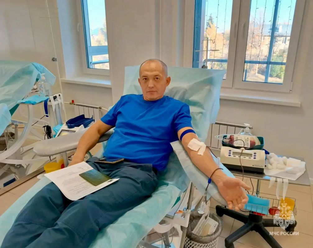 Пополнили банк крови. Сегодня сотрудники МЧС России пополнили банк крови региона почти на 15 литров Пополнили банк крови. Сегодня сотрудники МЧС России пополнили банк крови региона почти на 15 литров