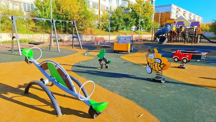 В Вольске обустроили две детские площадки и пешеходную зону