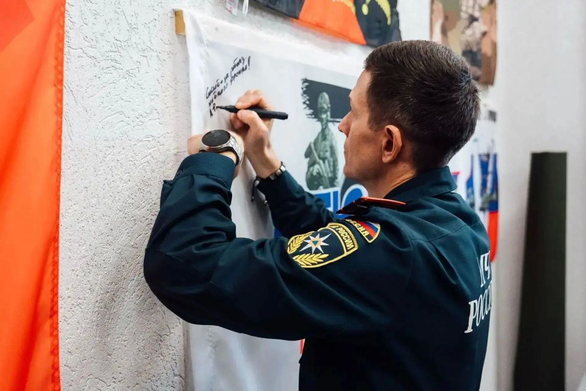 В Саратове на базе волонтёрского гуманитарного штаба СГЮА состоялся мастеркласс по плетению маскировочных сетей для бойцов СВО В Саратове на базе волонтёрского гуманитарного штаба СГЮА состоялся мастеркласс по плетению маскировочных сетей для бойцов СВО