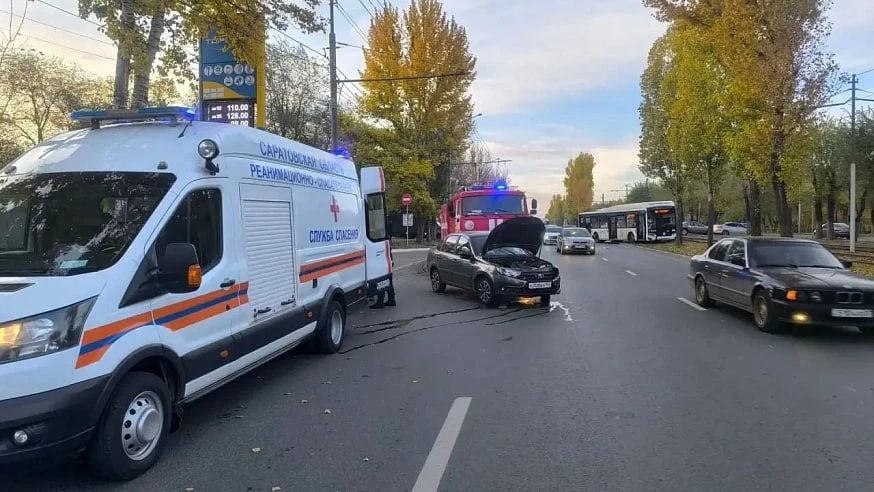 В Саратове автобус попал в ДТП, пострадала 19-летняя пассажир