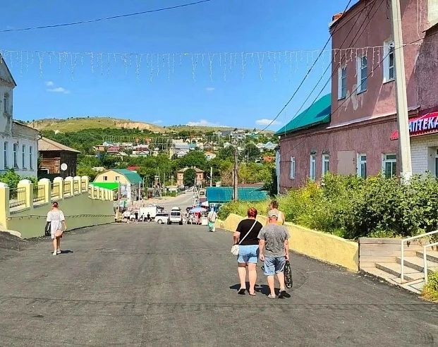 В Вольске обустроили две детские площадки и пешеходную зону В Вольске обустроили две детские площадки и пешеходную зону