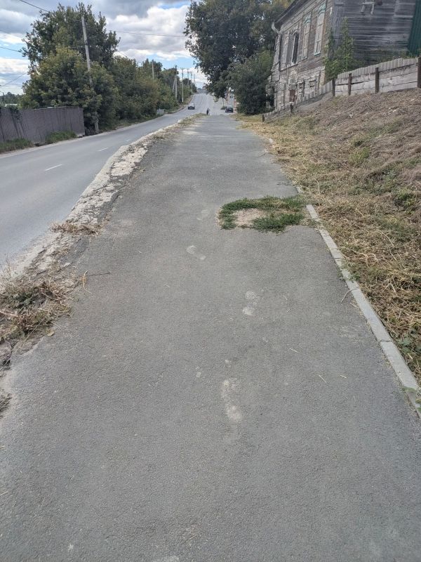 Тротуары в Вольске остаются разваленными Тротуары в Вольске остаются разваленными