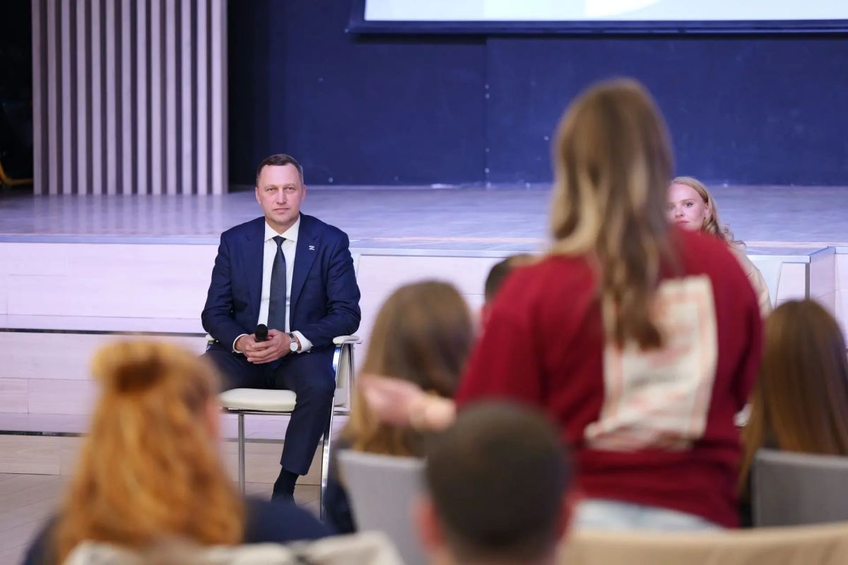 Губернатор Роман Бусаргин встретился с командой, представившей Саратовскую область на Международном фестивале молодежи Губернатор Роман Бусаргин встретился с командой, представившей Саратовскую область на Международном фестивале молодежи