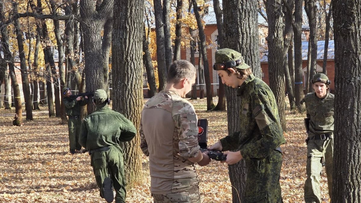 Саратовские 10-классники осваивают тактическую медицину и управление дронами Саратовские 10-классники осваивают тактическую медицину и управление дронами