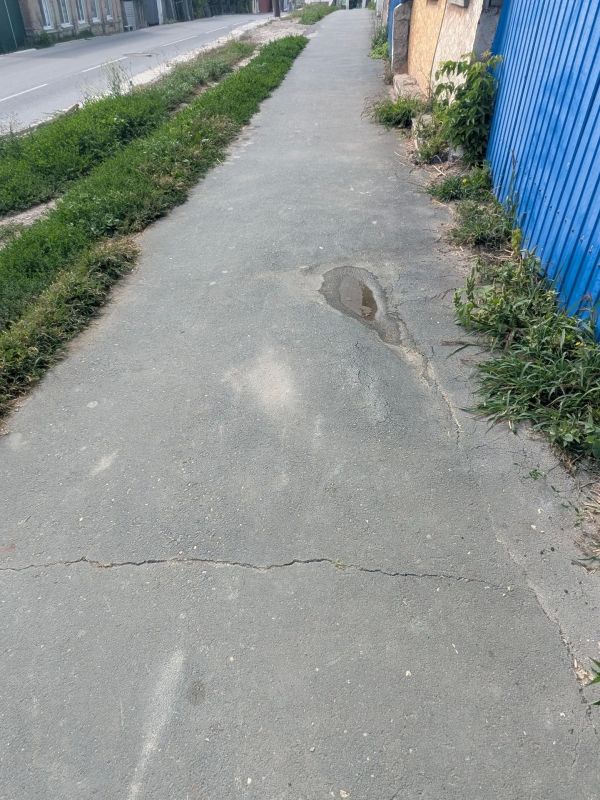 Тротуары в Вольске остаются разваленными Тротуары в Вольске остаются разваленными