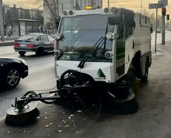 Уборка города. Коммунальные службы осуществляют уборку дорог и тротуаров, мойку остановочных павильонов, вывоз мусора и порубочного материала, а также ремонт элементов дорожного движения Уборка города. Коммунальные службы осуществляют уборку дорог и тротуаров, мойку остановочных павильонов, вывоз мусора и порубочного материала, а также ремонт элементов дорожного движения