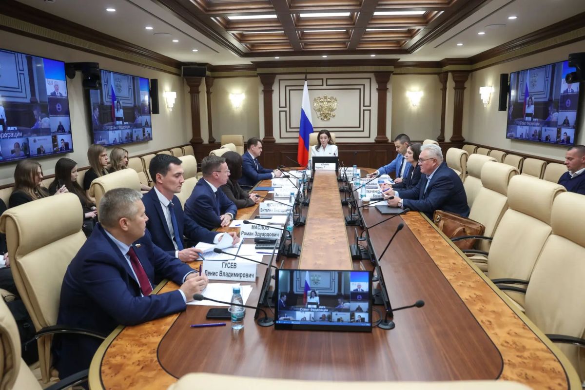 Статс-секретарь – заместитель руководителя Росреестра Алексей Бутовецкий принял участие в заседании круглого стола, прошедшем в Совете Федерации Статс-секретарь – заместитель руководителя Росреестра Алексей Бутовецкий принял участие в заседании круглого стола, прошедшем в Совете Федерации